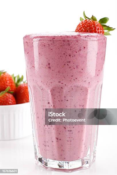 Photo libre de droit de Smoothie Aux Fruits banque d'images et plus d'images libres de droit de Fond blanc - Fond blanc, Fraise, Milk-shake