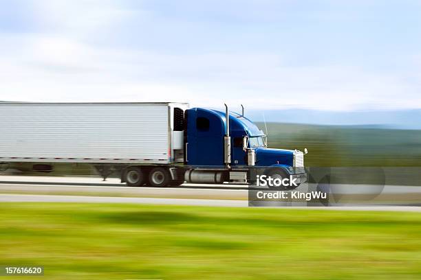 トラックの高速 - 大型トレーラーのストックフォトや画像を多数ご用意 - 大型トレーラー, 速さ, アクションショット