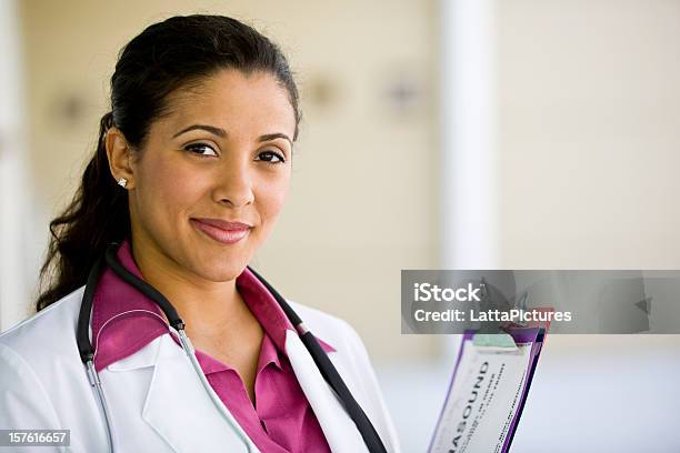 Foto de Médico Feminino Segurando A Prancheta E Sorrindo e mais fotos de stock de Doutor - Doutor, Latino-americano, Médica