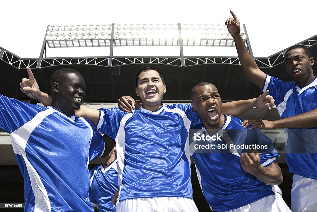 Joueurs de football célébrant la victoire sur le stade - Photo de Équipe de football libre de droits