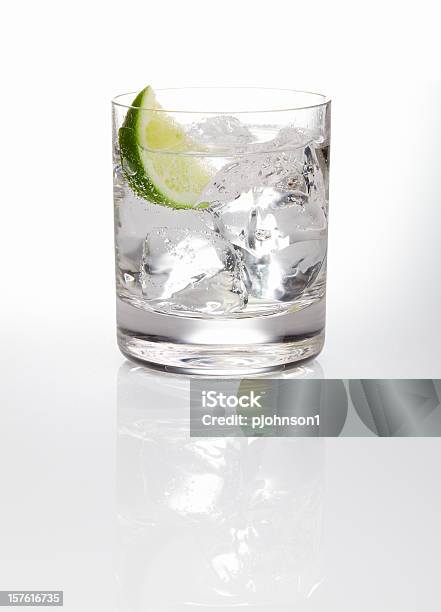 Gin Tonic Foto de stock y más banco de imágenes de Vodka - Vodka, Ginebra - Licores de alta graduación, Vaso
