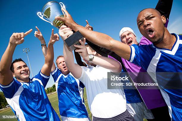 Photo libre de droit de Équipe De Football Tenant Un Trophée Ensemble Après La Victoire banque d'images et plus d'images libres de droit de Acclamation de joie