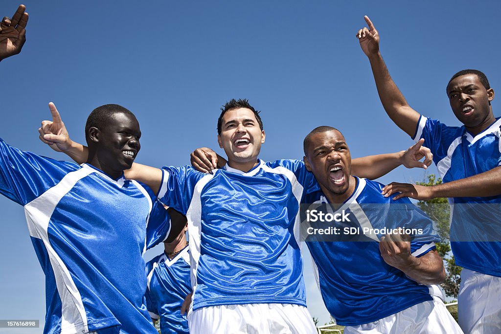 Equipa de futebol juntos, celebrando sua vitória - Royalty-free Berrar Foto de stock