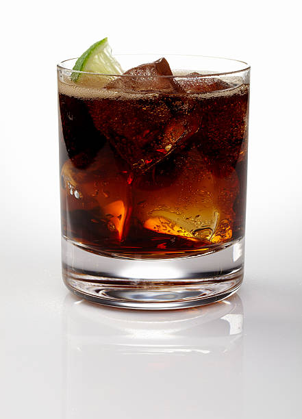 rum and cola - 蘭姆酒 個照片及圖片檔