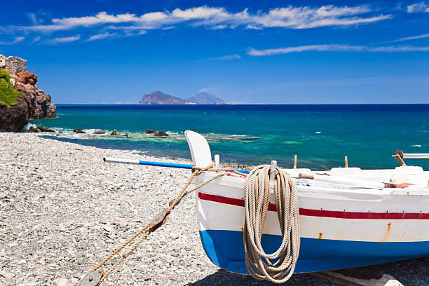 scène méditerranéenne - lipari island photos et images de collection