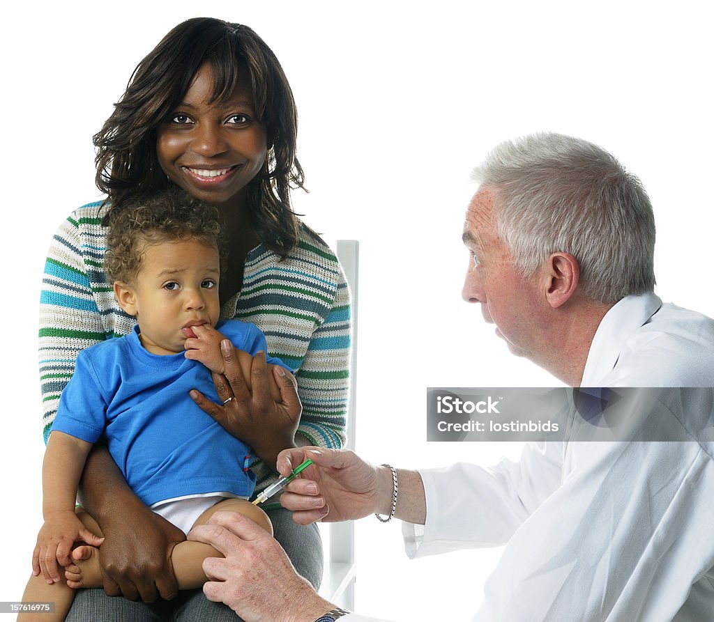 アフリカ系アメリカ人の女性が、赤ちゃんを注入 - ワクチン接種のロイヤリティフリーストックフォト