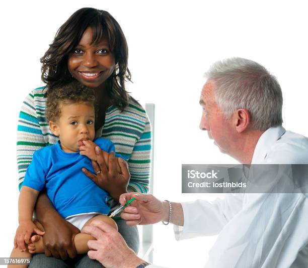 Foto de Afroamericana Mulher Segurando Um Bebê Tendo Uma Injeção e mais fotos de stock de Bebê