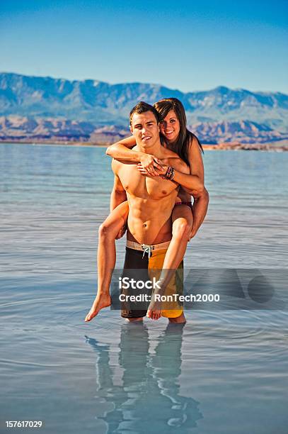 Coppia Sulla Spiaggia - Fotografie stock e altre immagini di 16-17 anni - 16-17 anni, 18-19 anni, A petto nudo