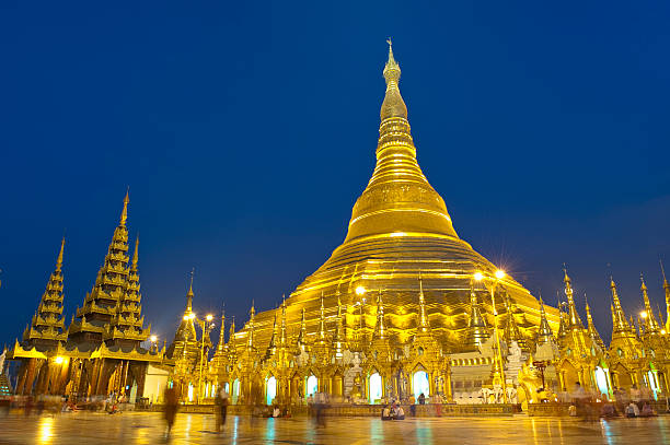 pagode dorée de nuit, yangon, myanmar - yangon photos et images de collection