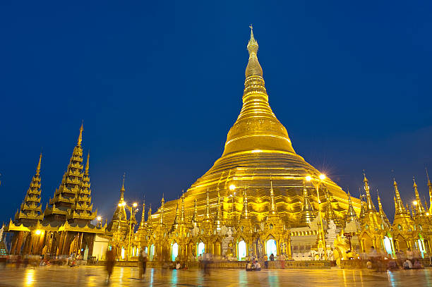 pagoda dorata di notte, rangoon, myanmar - yangon foto e immagini stock