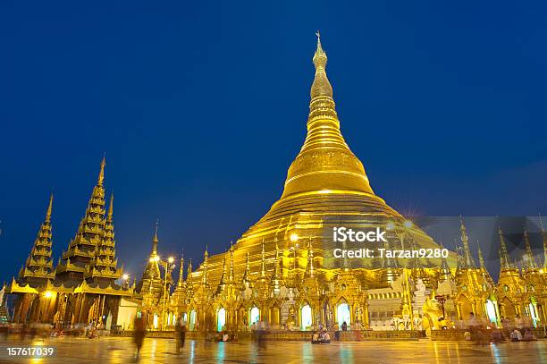 Pagoda Dorata Di Notte Rangoon Myanmar - Fotografie stock e altre immagini di Pagoda di Shwedagon - Pagoda di Shwedagon, Ambientazione esterna, Buddha