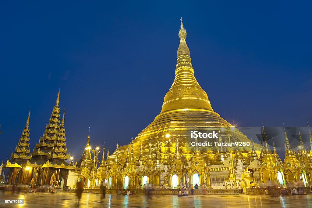 Golden Pagoda w nocy, Yangon, Myanmar - Zbiór zdjęć royalty-free (Pagoda Shwe Dagon)