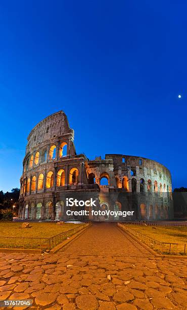 Coliseo Romano Antiguos Anfiteatro Emblemática Atracción Turística Vertical Panorama Roma Italia Foto de stock y más banco de imágenes de Roma - Italia