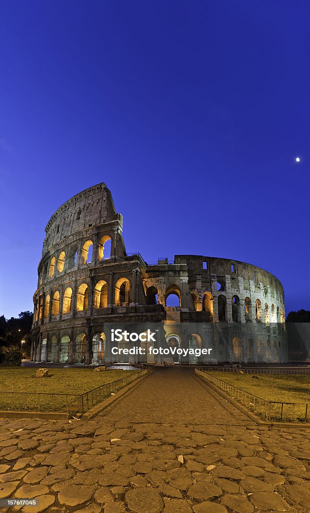 Coliseu Romano Anfiteatro antigo icónico Referência vertical panorâmica de Roma Itália - Royalty-free Roma - Itália Foto de stock