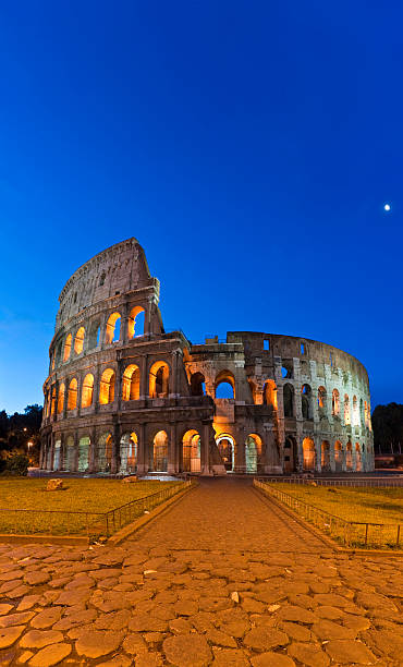 coliseu romano anfiteatro antigo icónico referência vertical panorâmica de roma itália - imperial italy rome roman forum imagens e fotografias de stock