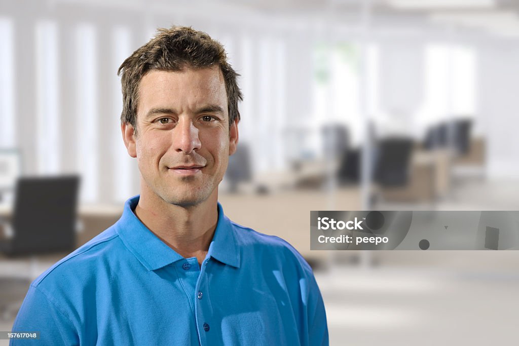 Человек одет Неб�режно в офисе - Стоковые фото Рубашка поло роялти-фри