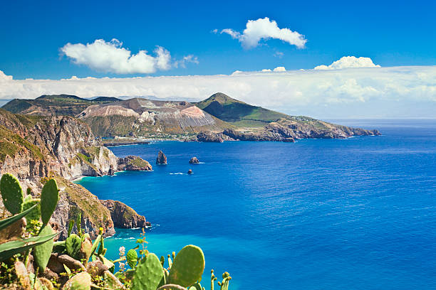 islas eolias - vibrant color summer rock cliff fotografías e imágenes de stock