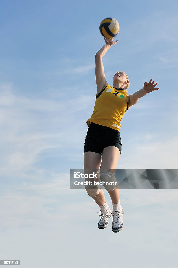Женщины, работающие в волейбол игрок - Стоковые фото Женщины роялти-фри