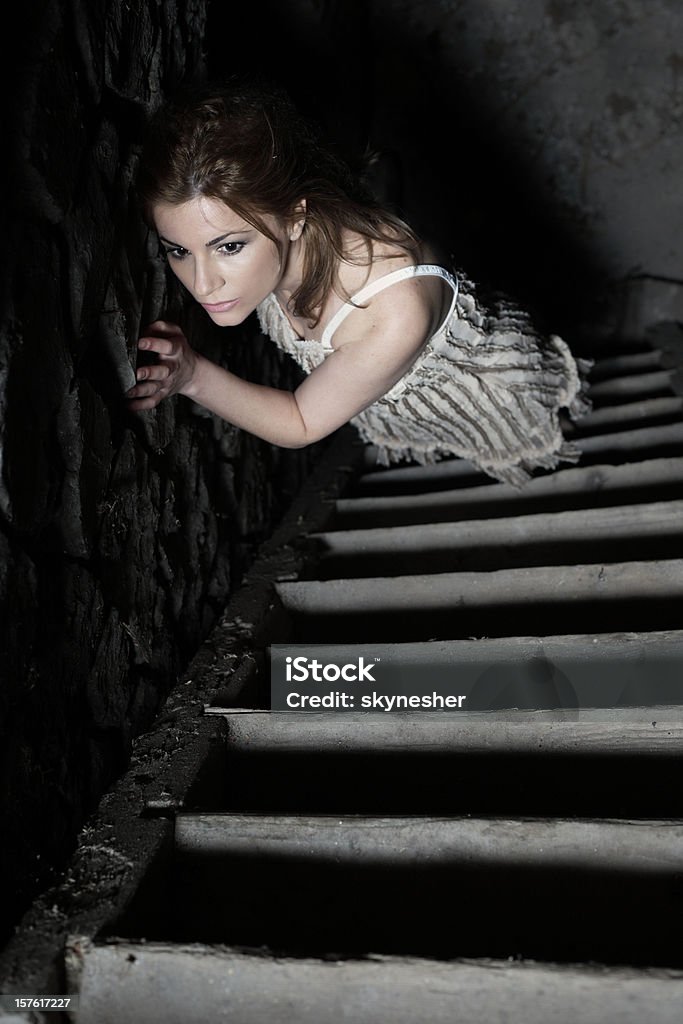 Frau stehend auf der Treppe. - Lizenzfrei Eine Person Stock-Foto