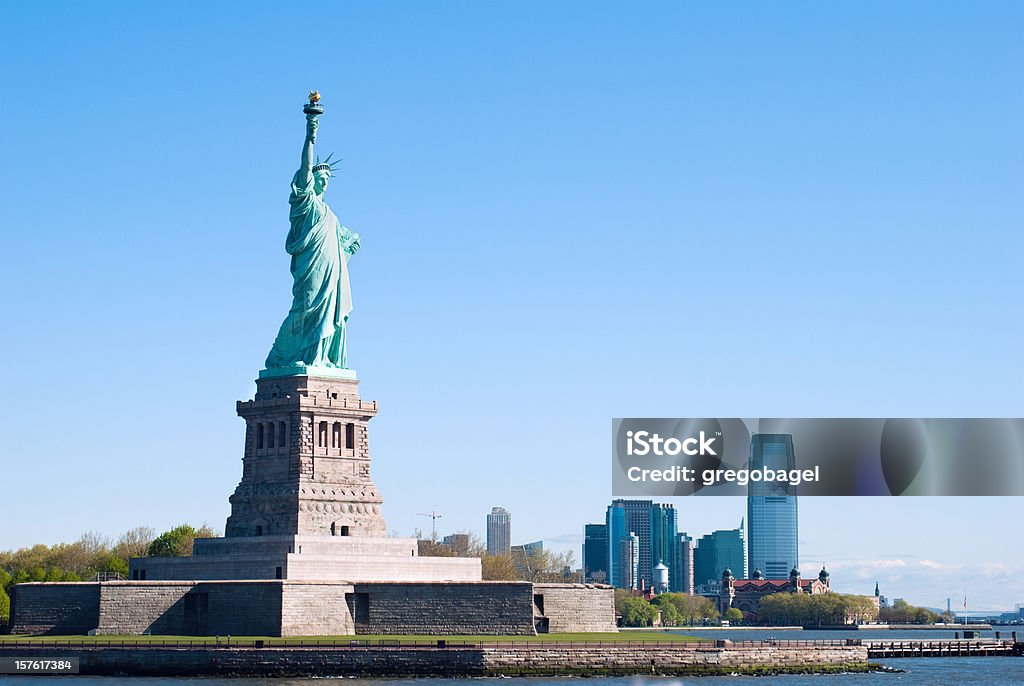 Estatua De La Libertad En Nueva En El Fondo de stock y más banco imágenes de Estatua de la Libertad iStock