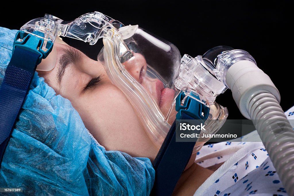 Bambino che dorme con un apparecchio per la respirazione - Foto stock royalty-free di Bambino