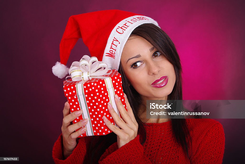 Молодая женщина в Платье Рождества - Стоковые фото 25-29 лет роялти-фри