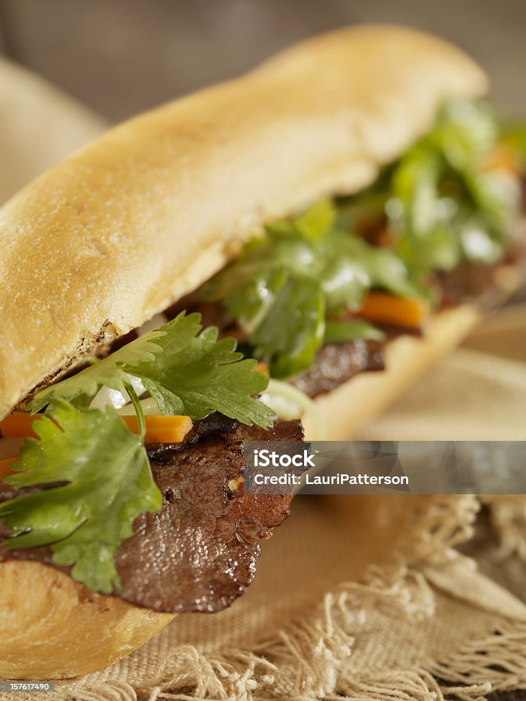 Vietnamesische Sub Sandwich mit gegrilltem Rindfleisch - Lizenzfrei Ansicht aus erhöhter Perspektive Stock-Foto
