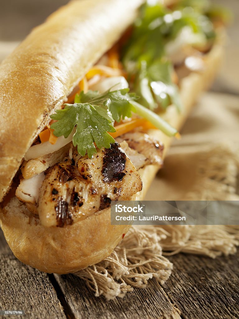 Vietnamita Sub sándwich con pollo a la parrilla - Foto de stock de Pollo libre de derechos