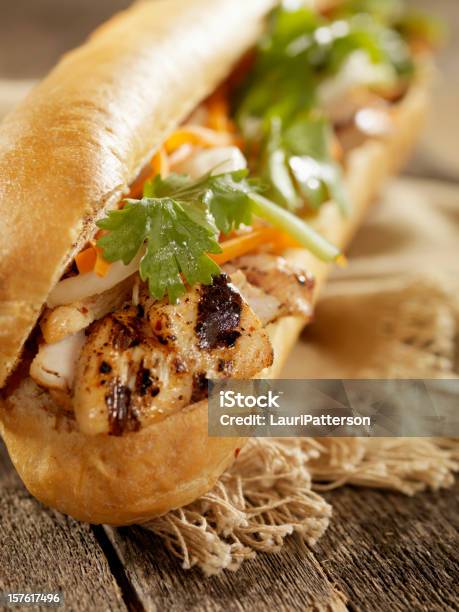 Vietnamita Sub Sándwich Con Pollo A La Parrilla Foto de stock y más banco de imágenes de Pollo - Pollo, Submarino - Embarcación marina, Barra de pan francés