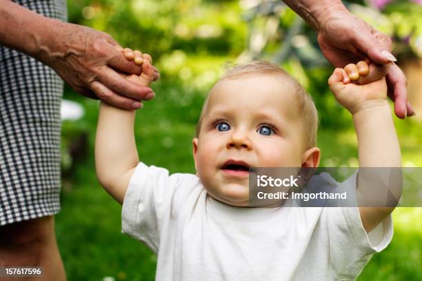 Foto de Aprender A Caminhada e mais fotos de stock de Avó - Avó, Camiseta, Exterior