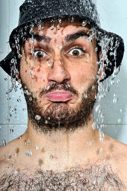 com chapéu sob o chuveiro - shower human face men wet - fotografias e filmes do acervo