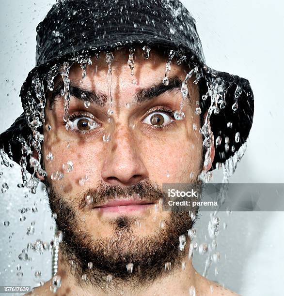 Lluvia Fuerte Foto de stock y más banco de imágenes de Adulto - Adulto, Adulto joven, Agua