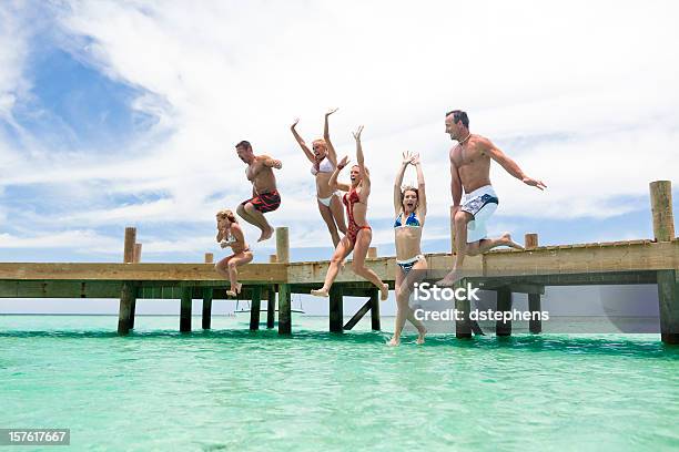 Foto de Diversão De Saltar No Mar e mais fotos de stock de Mar do Caribe - Mar do Caribe, Amizade, Praia