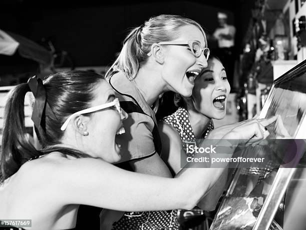 Photo libre de droit de Trouver Votre Chanson Préférée Sur Le Jukebox banque d'images et plus d'images libres de droit de Jukebox - Jukebox, 1950-1959, Image en noir et blanc