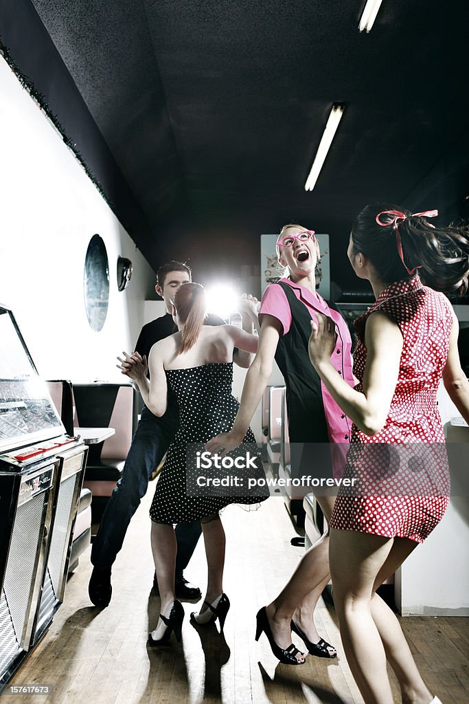 Retro de 1950 amigos bailando en la rocola en tienda de gaseosas - Foto de stock de Moda libre de derechos