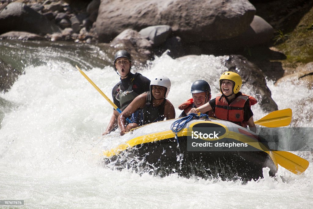 Spłyń kajakiem po rwącej rzece przez rapids - Zbiór zdjęć royalty-free (Rafting rzekami górskimi)