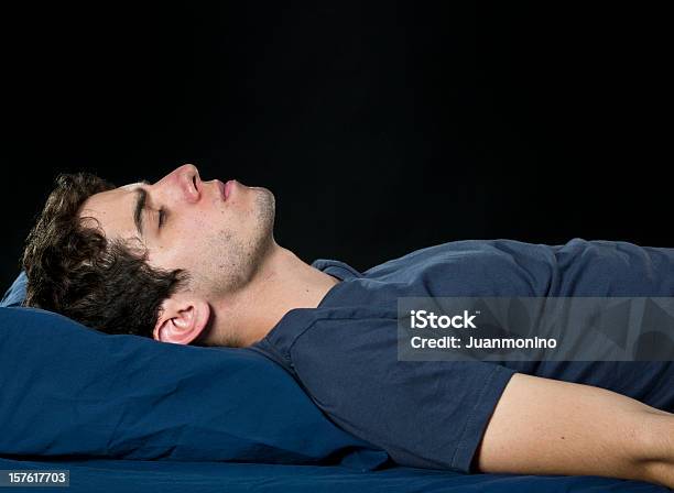 Estudiante Universitario Masculino Dormitorio Foto de stock y más banco de imágenes de Dormir - Dormir, Hombres, Cama