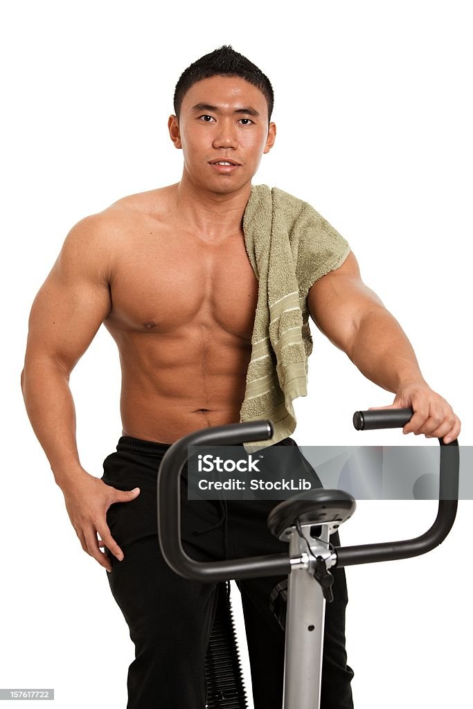 Мышечная азиатские человек на велотренажер - Стоковые фото 20-29 лет роялти-фри