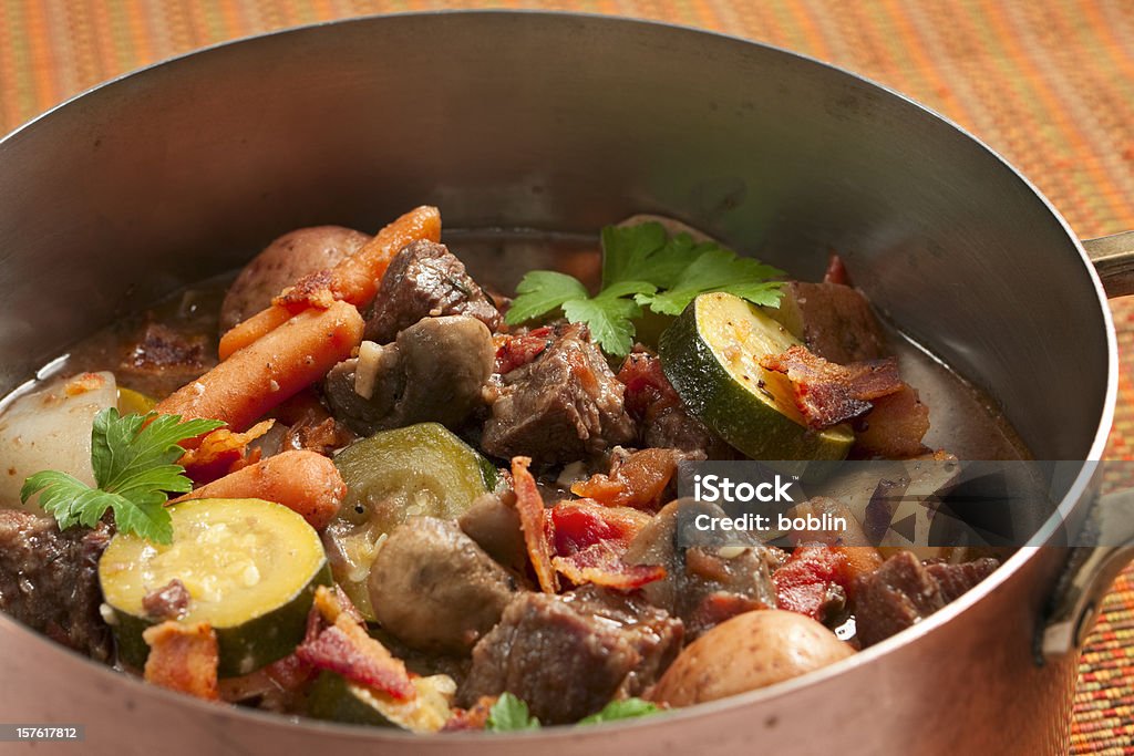 Olla de saludables, guiso de carne de res - Foto de stock de Calabacín libre de derechos