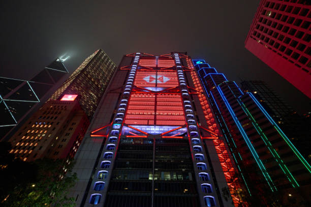 siège de la banque hsbc à central avec éclairage led vue nocturne à hong kong, conçu par norman foster - hsbc photos et images de collection