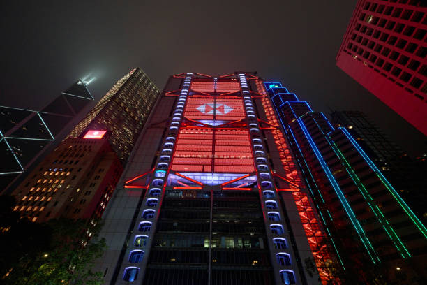 Headquarters of The HSBC Bank in Central with LED illumination night view in Hong Kong, designed by Norman Foster Hong Kong, China - April 24 2023: Headquarters of The HSBC Bank in Central with LED illumination night view, designed by Norman Foster berk stock pictures, royalty-free photos & images