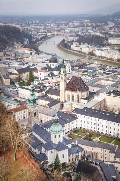 salzburger innenstadt mit historischen kirchen. salzburg, österreich - kollegienkirche stock-fotos und bilder