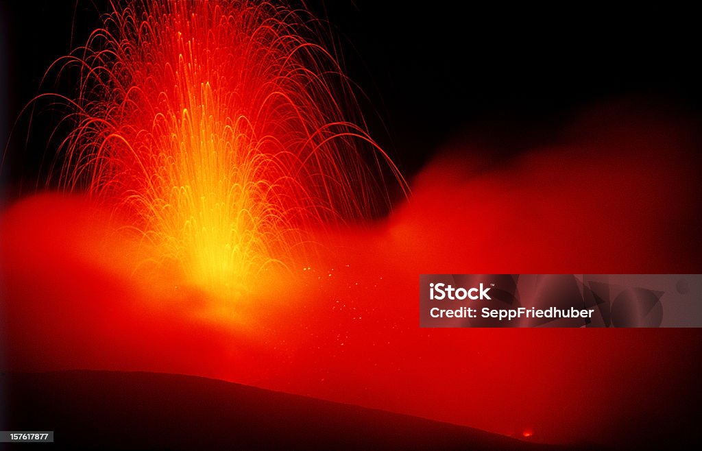 Éruption volcanique de Stromboli Sicilia - Photo de Brouillard libre de droits