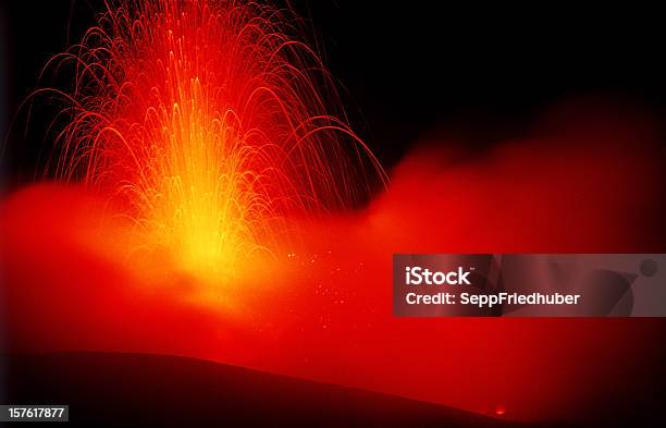 Erupção Vulcânica No Vulcão Stromboli Sicília - Fotografias de stock e mais imagens de Ao Ar Livre - Ao Ar Livre, Calor, Erupção