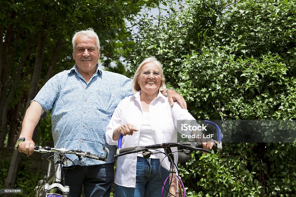 Pareja Senior en un paseo en bicicleta - Foto de stock de 60-64 años libre de derechos