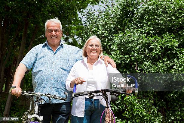 Pareja Senior En Un Paseo En Bicicleta Foto de stock y más banco de imágenes de 60-64 años - 60-64 años, Adulto, Aire libre