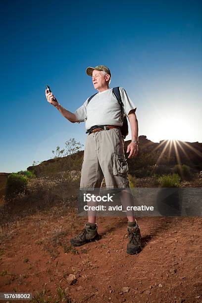 Senior Attivo Con Gps - Fotografie stock e altre immagini di Bussola magnetica - Bussola magnetica, Escursionismo, Adulto