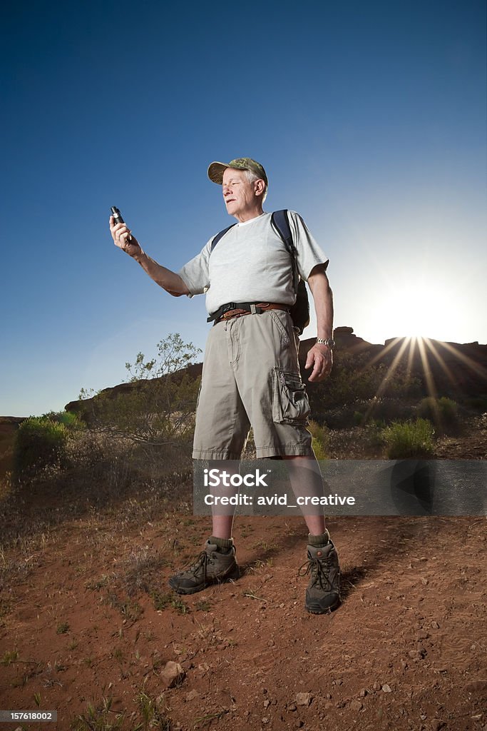 Sênior Usando o GPS ativo - Foto de stock de Bússola royalty-free