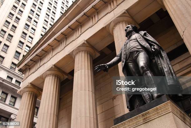 Photo libre de droit de Statue De George Washington À Lextérieur Federal Hall Dans Létat De New York banque d'images et plus d'images libres de droit de Wall Street