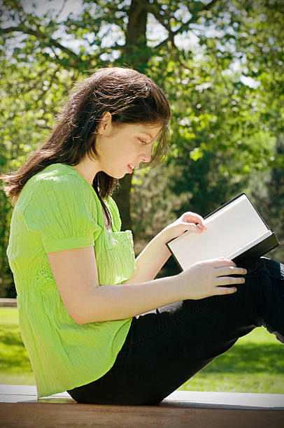 美しい女の子 10 代後半、 - girl reading ストックフォトと画像